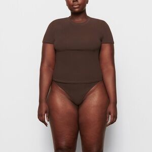 SKIMS Fits Everybody Cocoa Short Sleeve T-Shirt